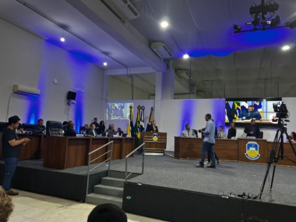 A sessão solene realizada na tarde desta terça-feira (3) na Câmara Municipal de Dourados reuniu os 21 vereadores e contou com a presença do prefeito Marçal Filho, os secretários municipais e autoridades.  (Fotos: Kátia Kuratone)