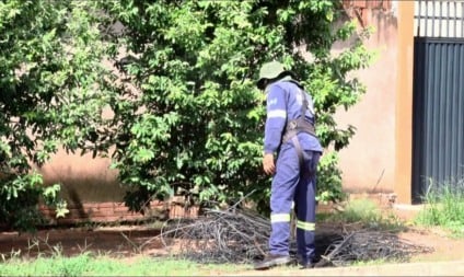 Após cobrança, empresas realizam retirada de fios e cabos soltos