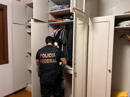 A deflagração da operação cumpre determinação do Juízo Federal da 2ª Vara de Dourados/MS com expedição de mandados de busca e apreensão de provas, de bens e do sequestro de contas bancárias, de veículos e de imóveis no valor que ultrapassa R$ 8 milhões, relativo a sete pessoas jurídicas e nove pessoas físicas integrantes do esquema. (Foto: Divulgação PF)