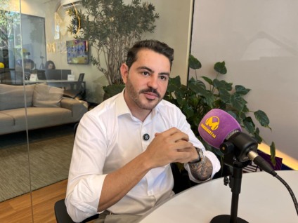 Wesley Oliveira, sócio da concessionária Shineray Dourados em entrevista nesta sexta-feira (6), no quadro Vitrine de Negócios. (Foto: Raíssa Vitória)