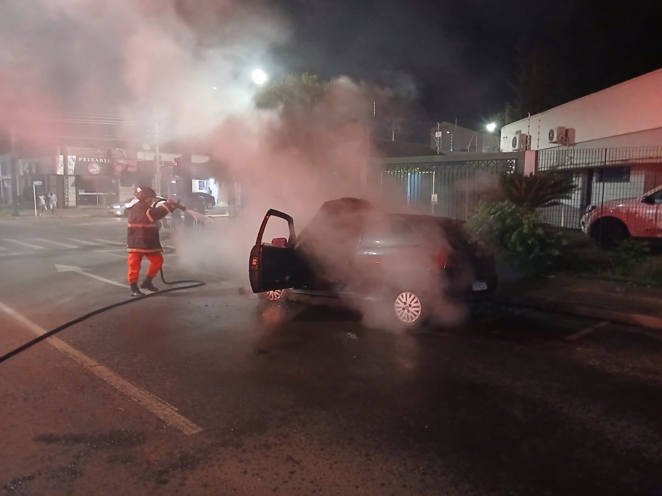 Veículo pega fogo próximo à Câmara Municipal e mobiliza Corpo de Bombeiros em Três Lagoas Veículo pega fogo próximo à Câmara Municipal e mobiliza Corpo de Bombeiros em Três Lagoas