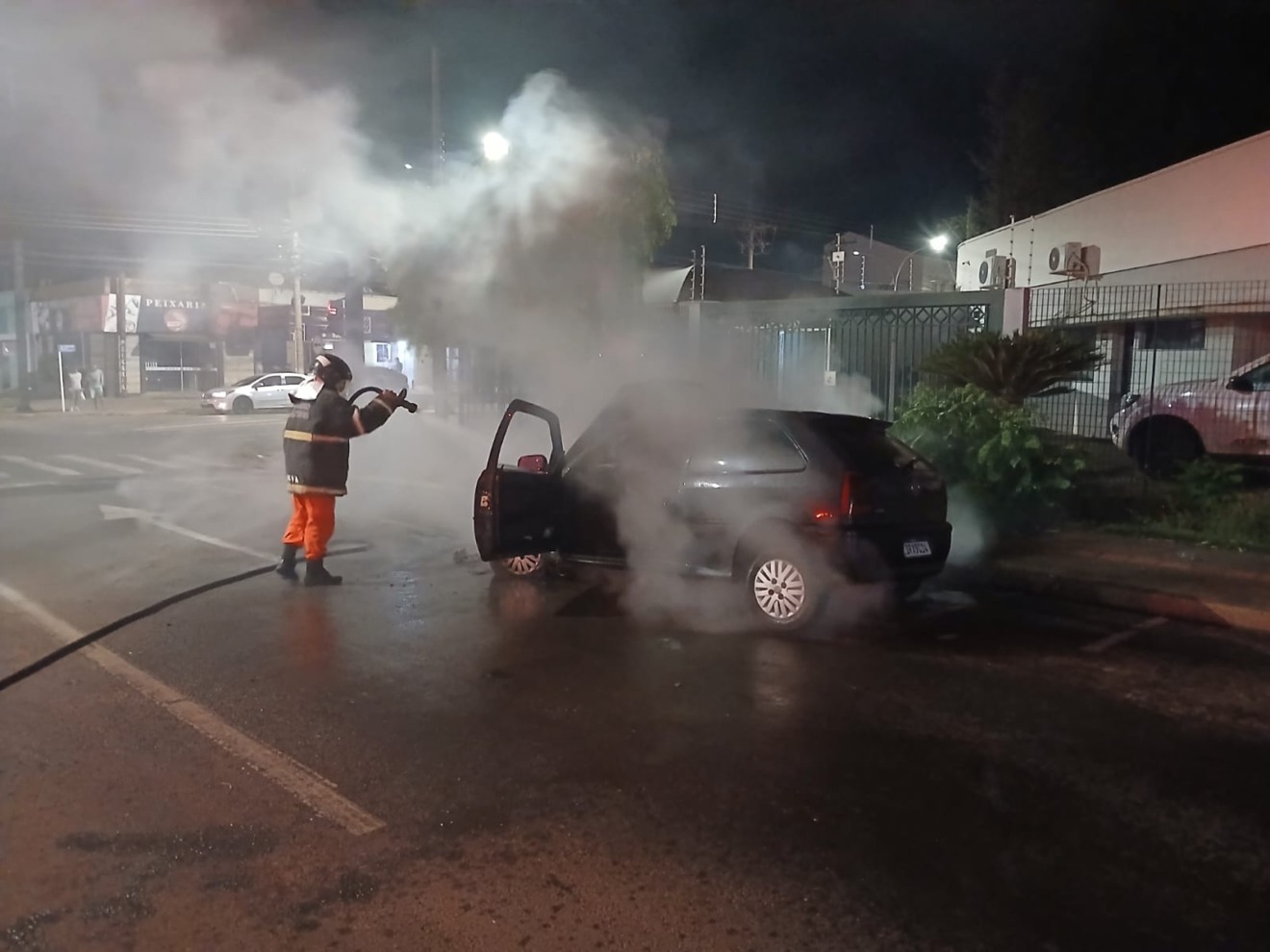 Veículo pega fogo próximo à Câmara Municipal e mobiliza Corpo de Bombeiros em Três Lagoas Veículo pega fogo próximo à Câmara Municipal e mobiliza Corpo de Bombeiros em Três Lagoas