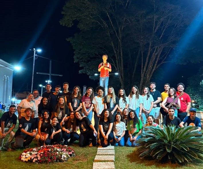 Estátua de dois metros de Carlo Acutis atrai fiéis e chama atenção de motoristas em SP - Imagem 2