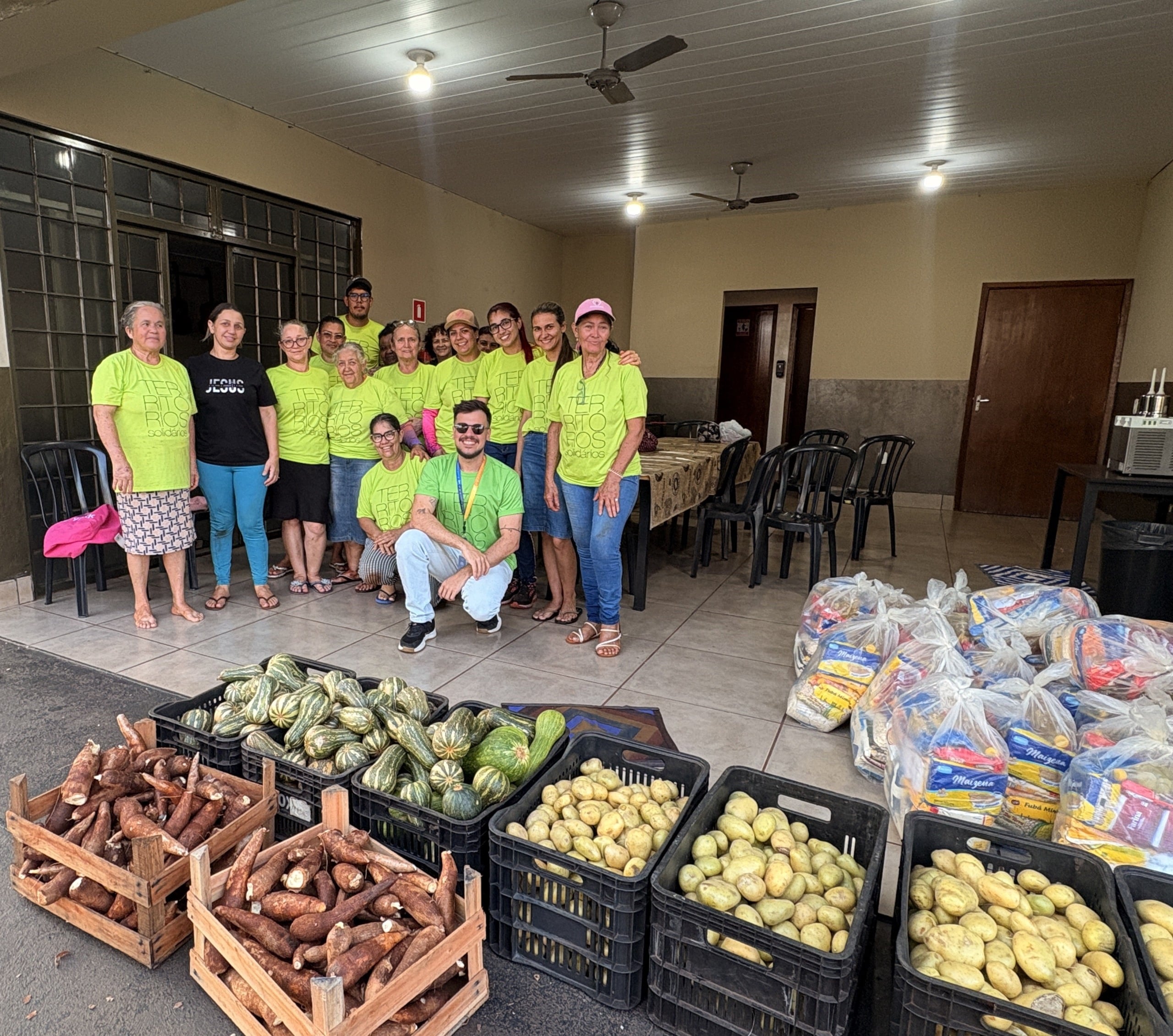Famílias realizam primeira colheita em horta comunitária de Dourados