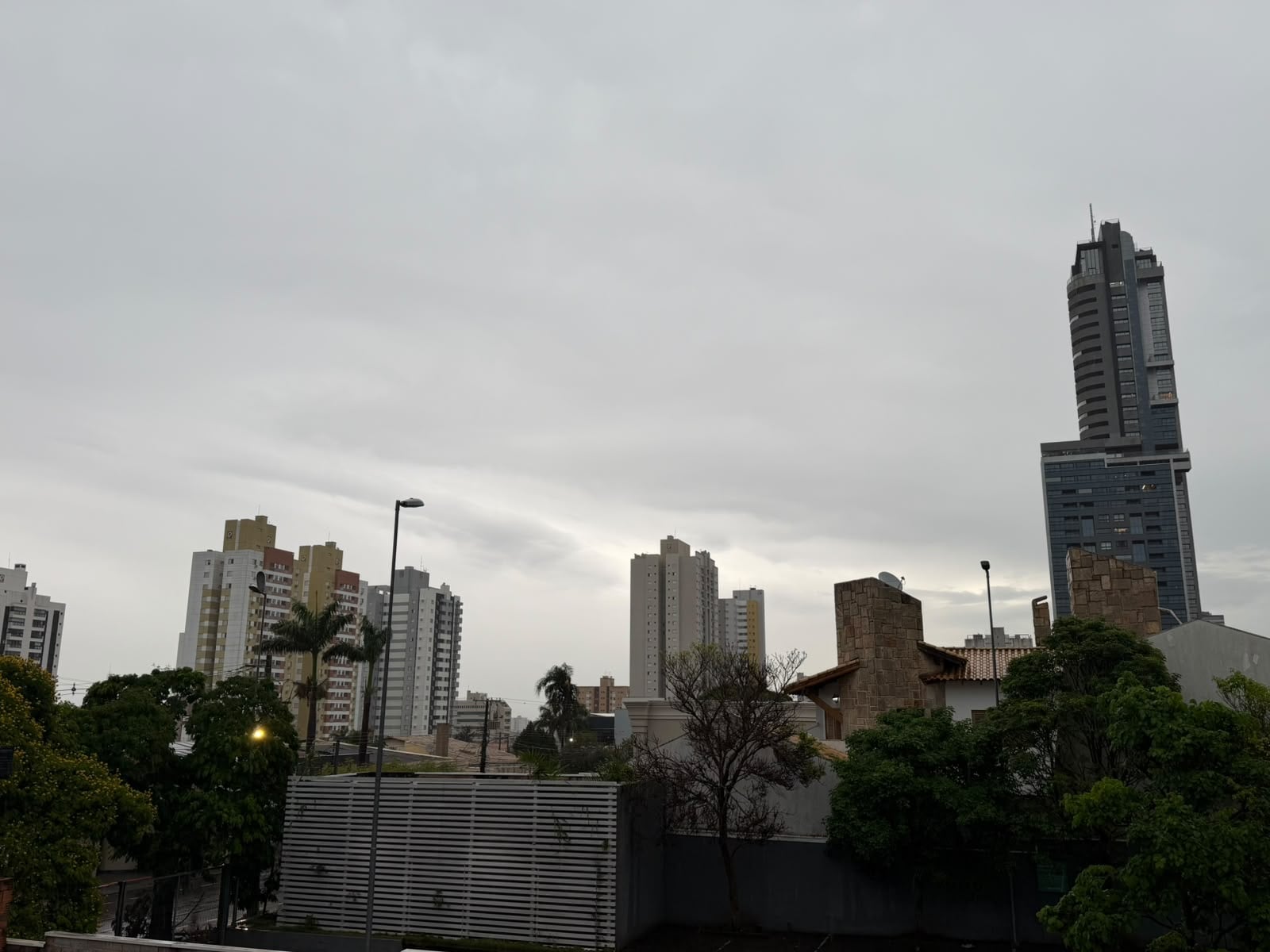 Campo Grande inicia a primavera sob alerta laranja de tempestade e forte queda de temperatura