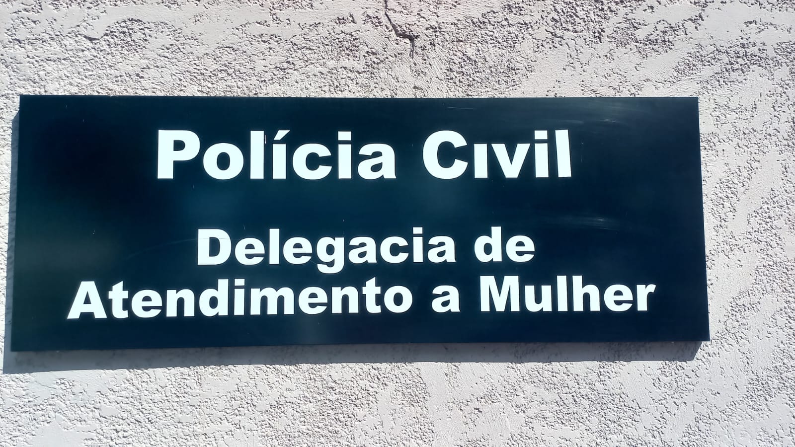 Jovem grávida de 19 anos é agredida com chute na canela enquanto esperava Uber no centro de Três Lagoas