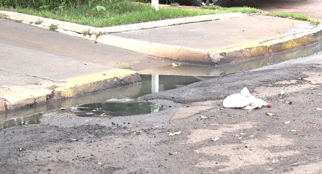 Moradores de Três Lagoas cobram solução definitiva para esgoto a céu aberto e calçadas danificadas