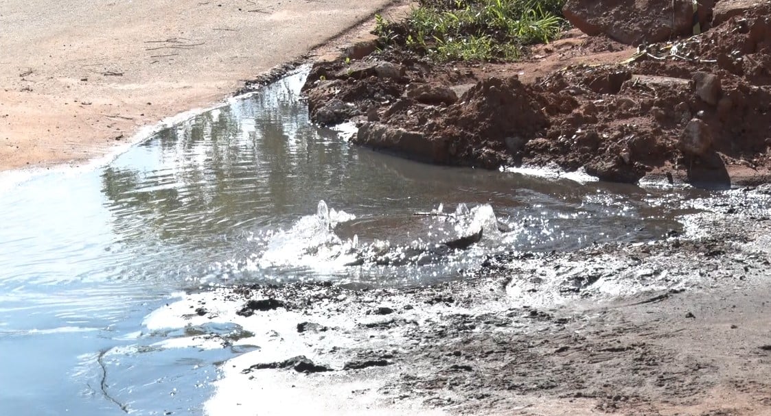 Furtos de fios e descarte irregular agravam transbordamentos de esgoto em Três Lagoas