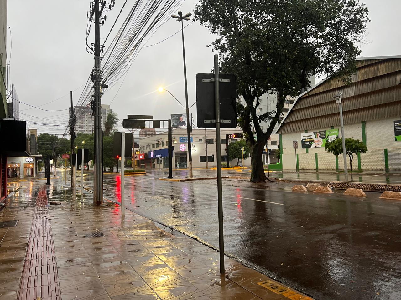 Domingo de eleições em Dourados começa com chuva e previsão de temporais ao longo do dia