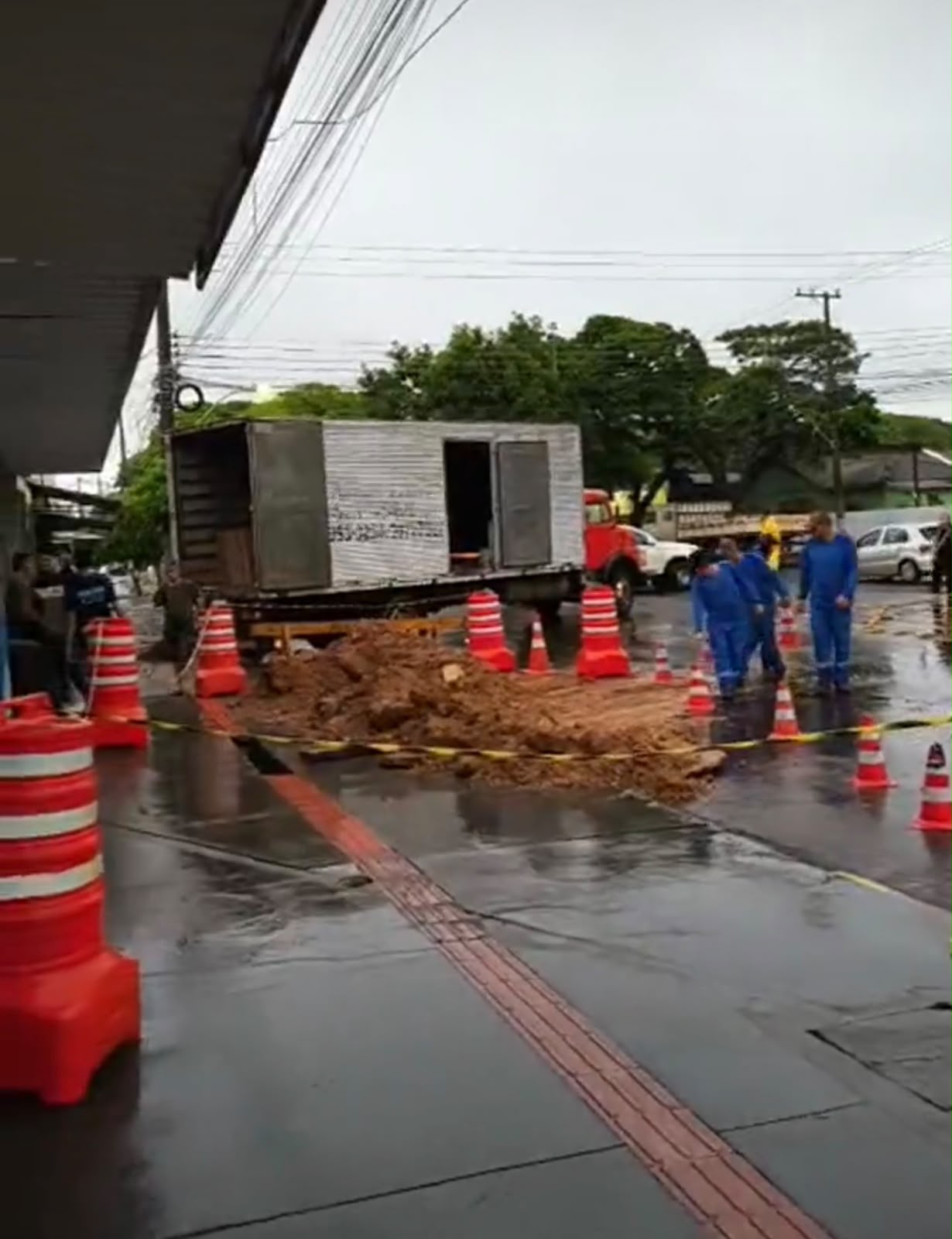 Cratera provoca interdição de rua em Dourados, MS