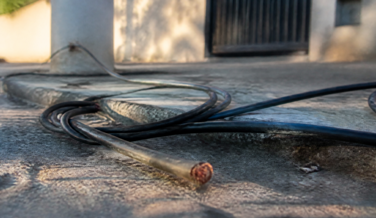Homem é agredido por moradores e preso em flagrante após furto de fios elétricos em Campo Grande