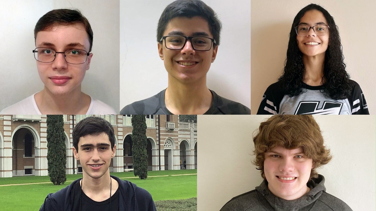 (Do canto superior esquerdo até o canto inferior direito) equipe brasileira composta pelos estudantes Luís Otávio Trotti, de 18 anos; Paulo Henrique, de 16 anos; Isabela Gregio, de 16 anos; Wesley Andrade, de 17 anos e Leonardo Augé, de 17 anos - Foto: Di