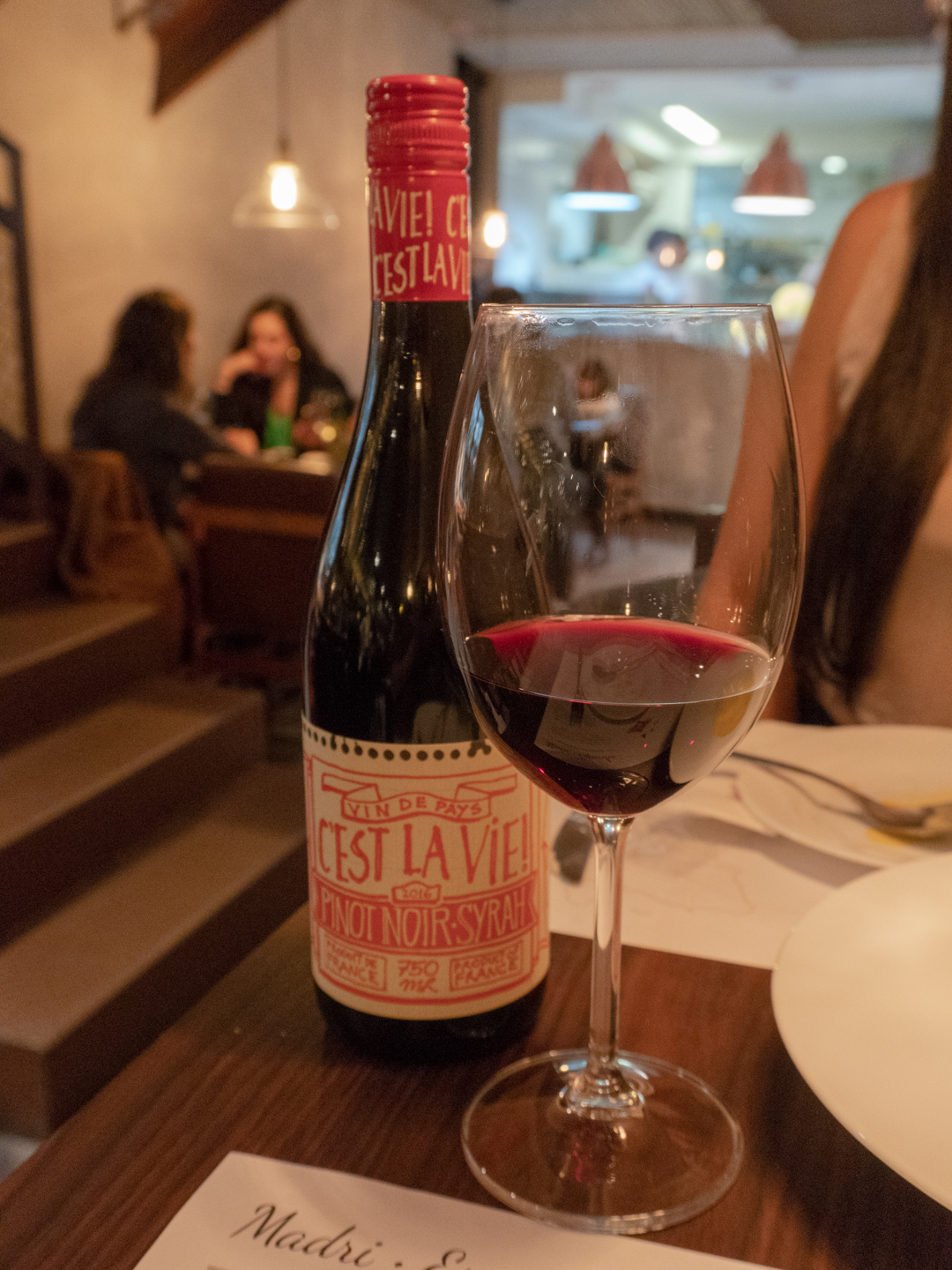 Feito de um blend das uvas Syrah e Grenache