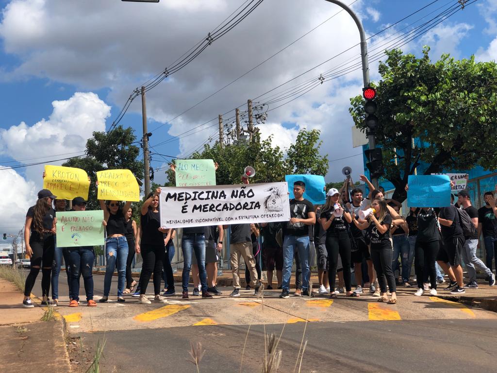 Acadêmicos paralisaram faixa de pedestre em frente à Uniderp na avenida Ceará 