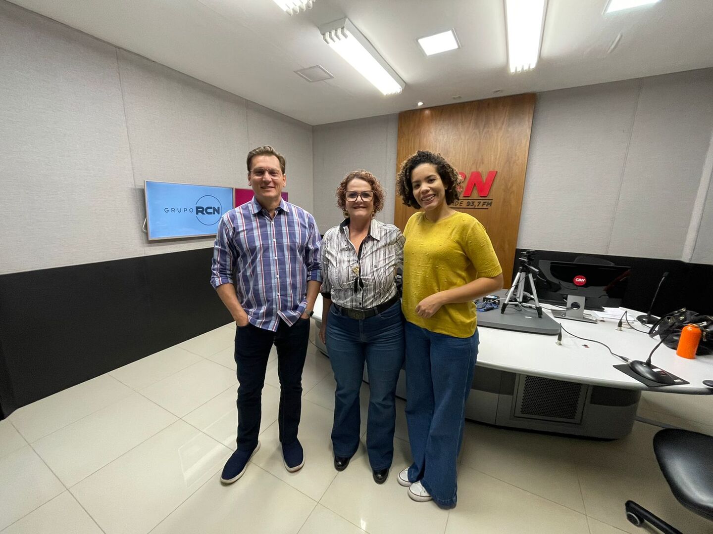 Da direita para esquerda: Eder Campos, professora Eliane Costa e Silva e Thais Cintra 