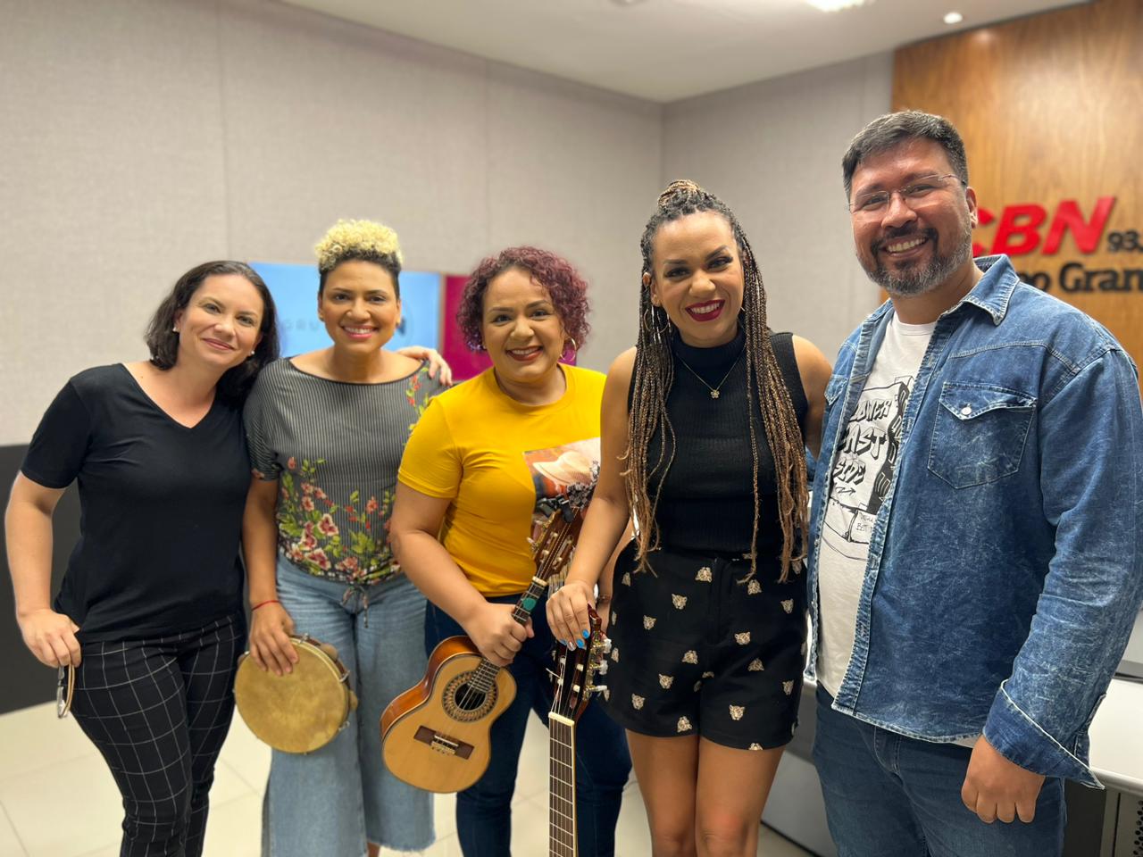 Da direita para a esquerda: Danielly Escher, Magally, Luciana, Renatinha e Eduardo Penedo, no estúdio da Rádio CBN 