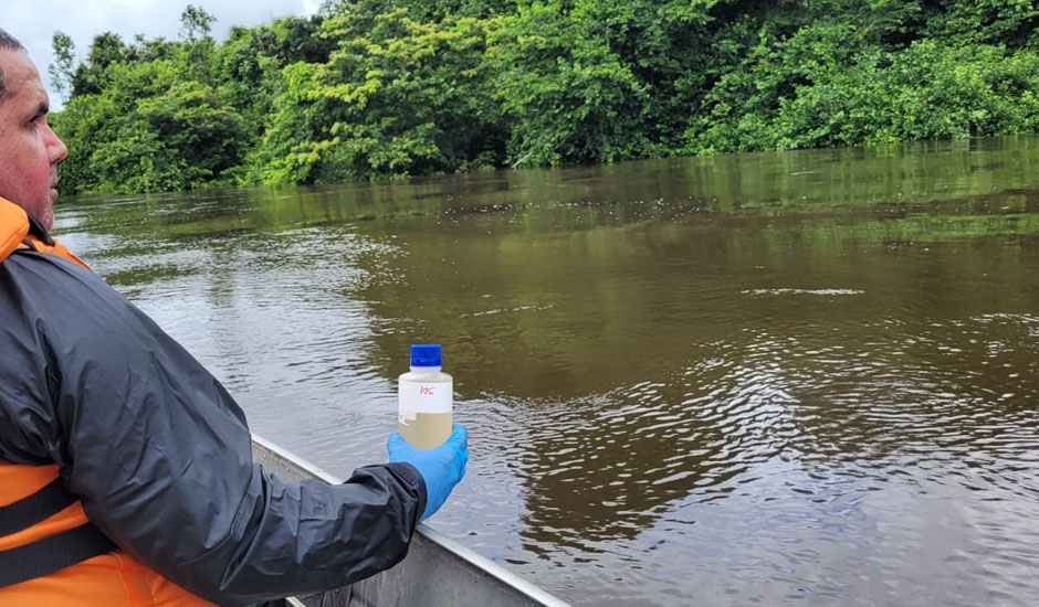 Amostra de água coletada no rio Miranda