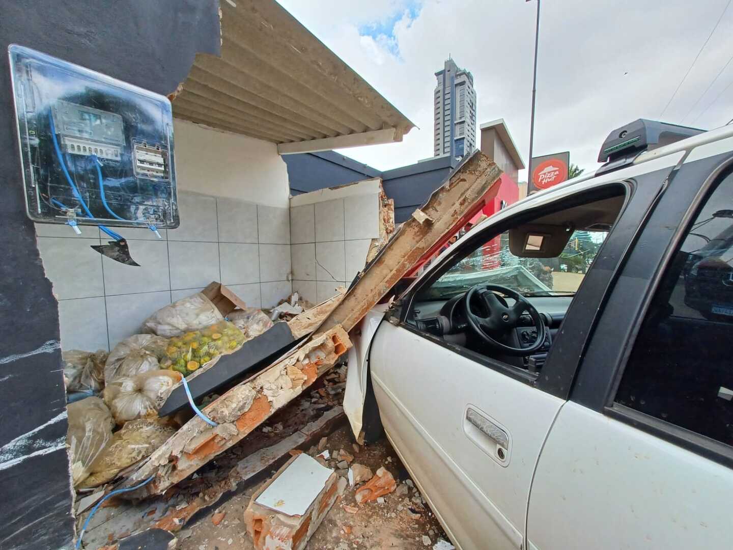 Carro de passeio só parou quando atingiu o muro