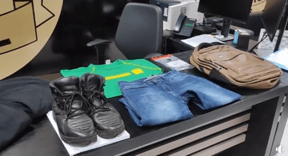 Roupas e mochila encontrados com o estuprador