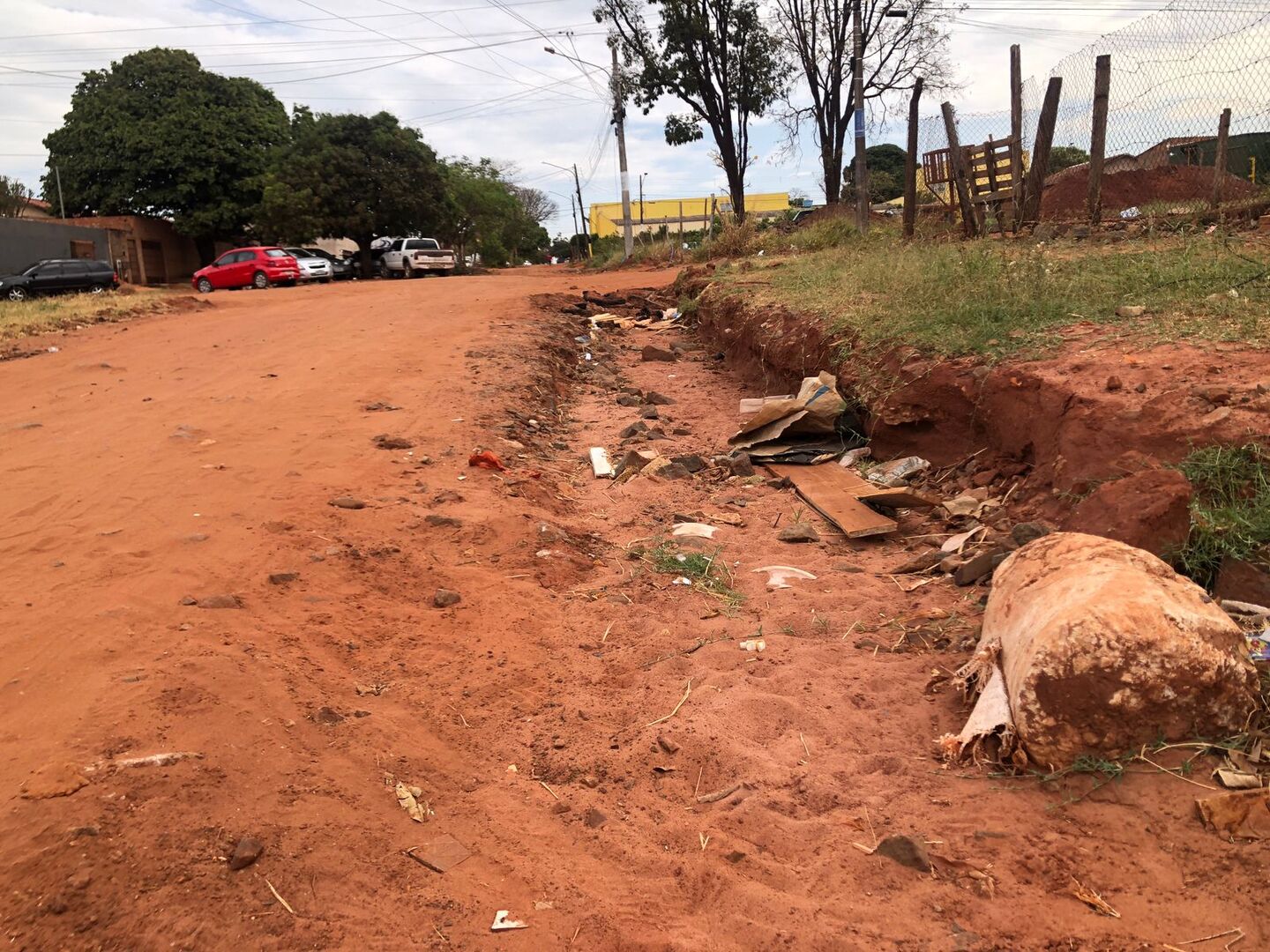 Buraco registrado em frente a residência da aposentada Lúcia Rodrigues