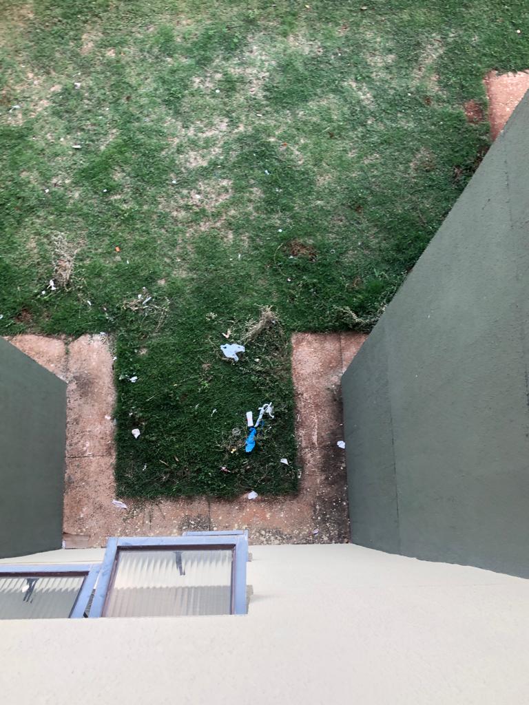 Altura da queda foi de aproximadamente 10 metros (foto no mesmo andar do ocorrido) 