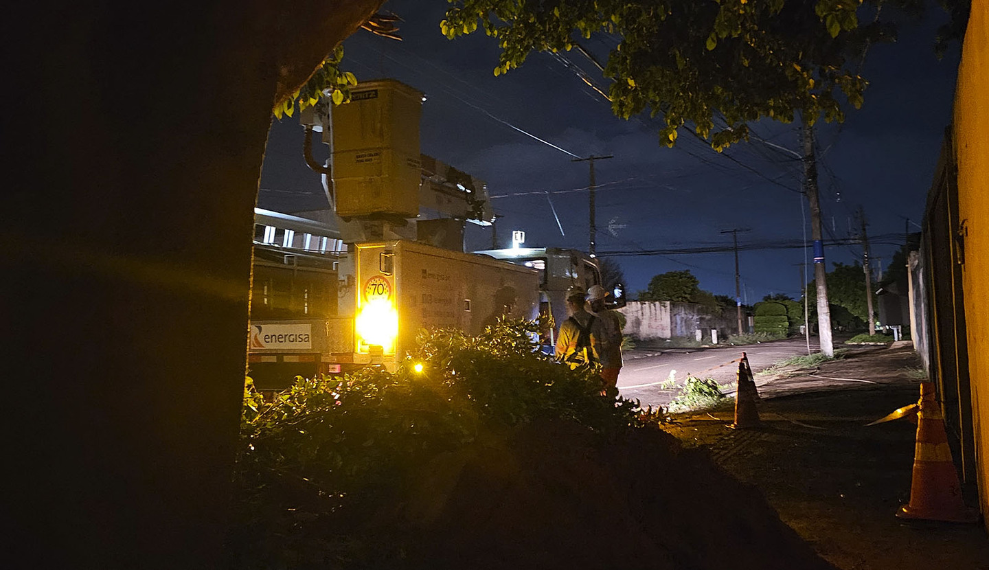 Equipe da concessionária de energia em manutenção da rede durante a madrugada