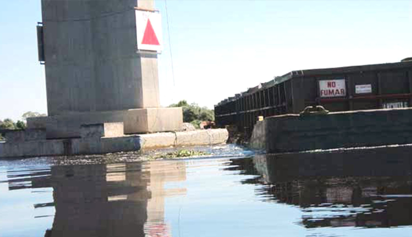 Barcaça envolvida em acidente sob a ponte da BR-262