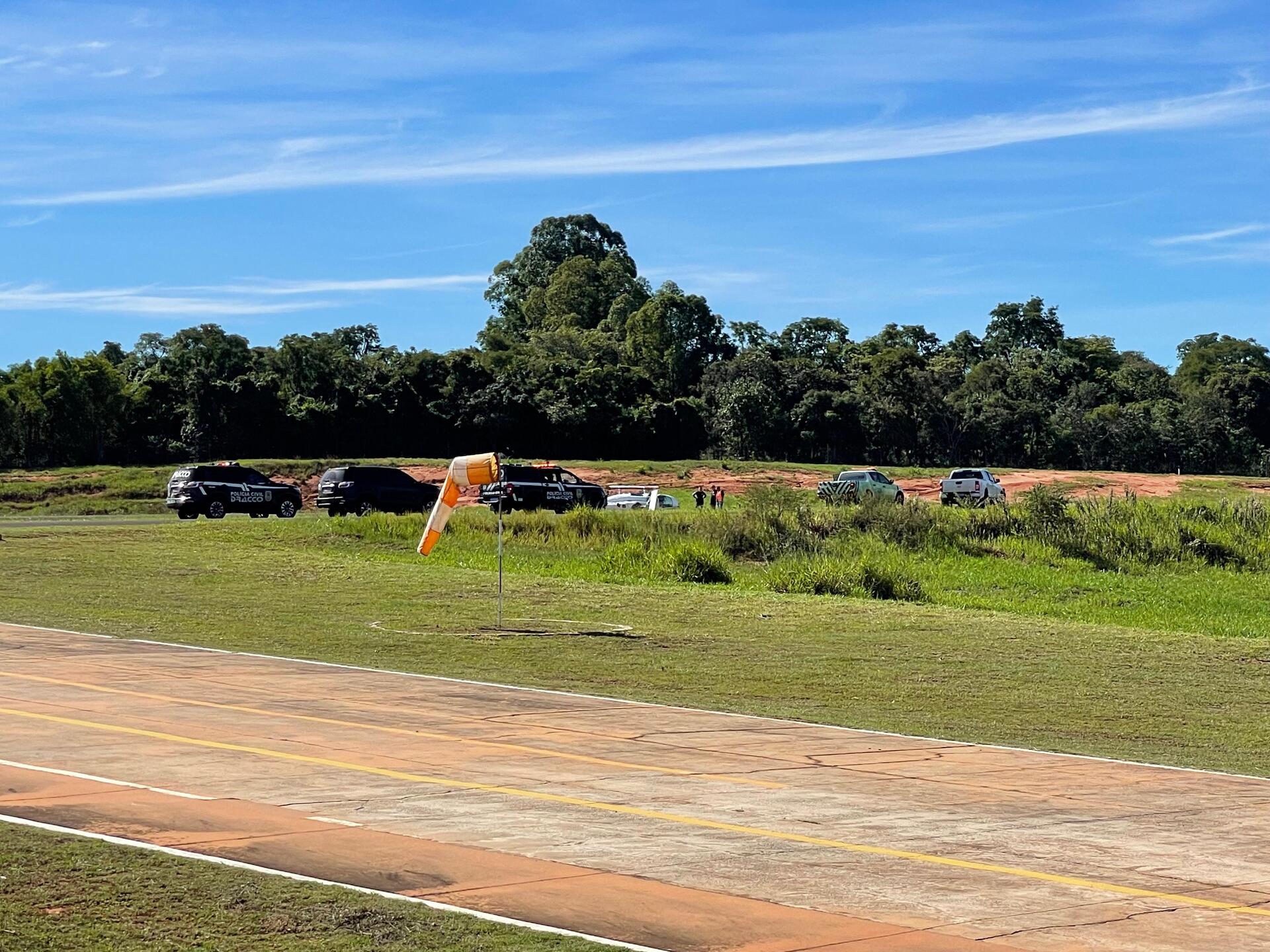 Equipes da Polícia Civil também estão no local do acidente