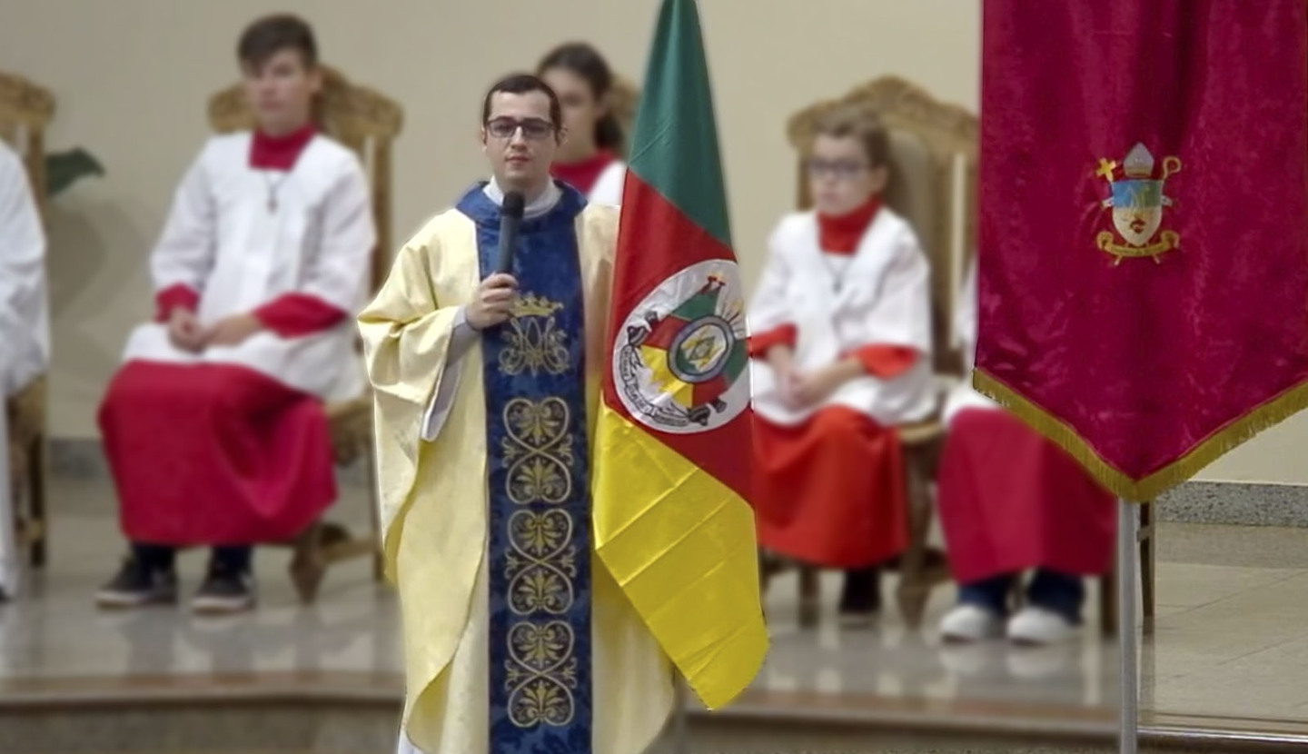 Padre Paulo Santos durante a celebração da missa em 8 de maio