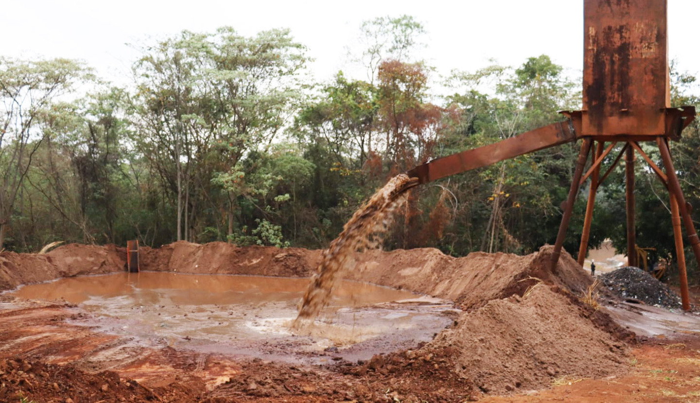 Draga em funcionamento no Parque das Nações Indígenas