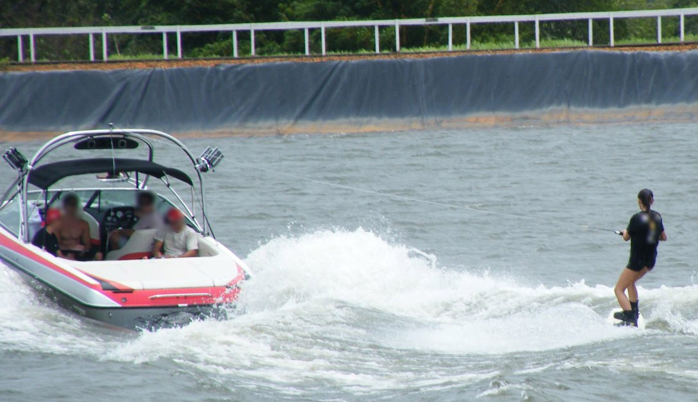 Prática de wakeboard próximo ao local do rompimento da barragem